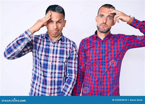 Joven Pareja Gay De Dos Hombres Con Ropa Casual Preocupada Y Estresada Por Un Problema Con La