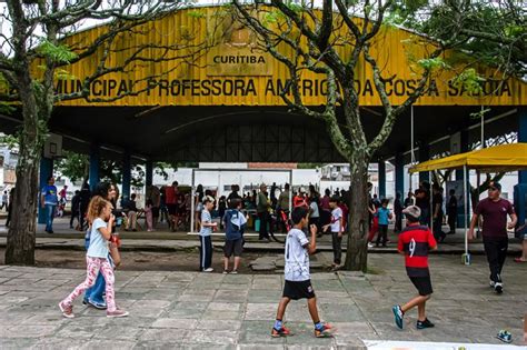 Escolas de Curitiba estão há três meses sem livros