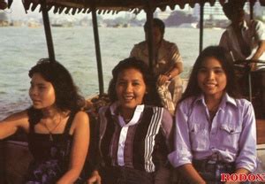 Elephant Riding Babes Fucked Hard By A Pretty Horny Dude XXX Dessert