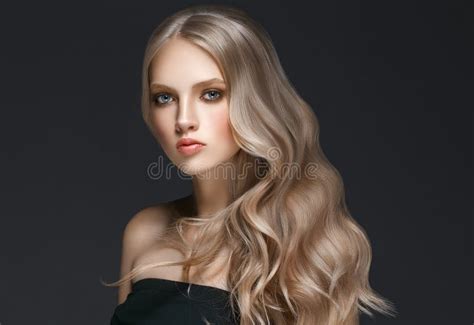 Belle Fille Blonde De Femme Avec De Longs Cheveux Blonds Lisses Et Beau Photo Stock Image Du