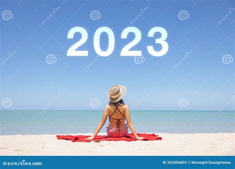 Jóvenes En Bikini Y Sombrero De Paja Sentadas En Playa Tropical Disfrutando De Vistas Al Océano