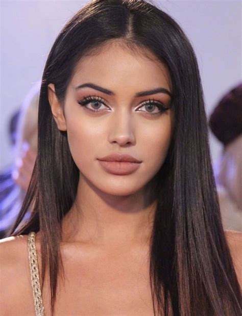 Pin van Anabella carrasco op BĘAUTY Brunette haarkleur Haar looks