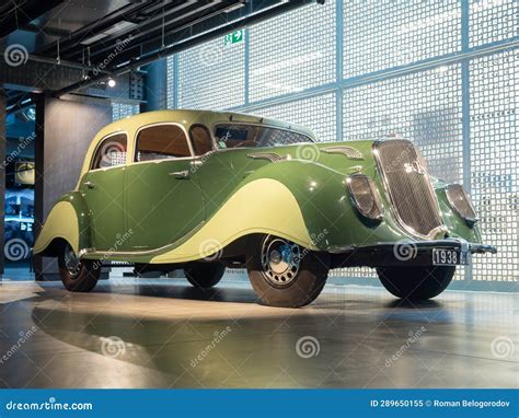 Panhard Levassor French Oldtimer Text Brand And Logo Sign On Front