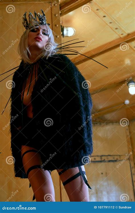 Voleuse Blonde Fascinante De Femme Avec Le Regard De Mode Dans La Chambre Forte De Banque Photo