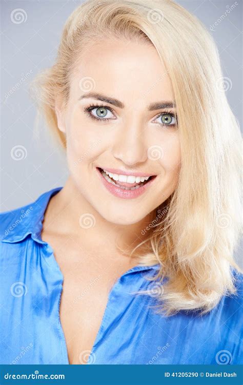 Belle Femme Blonde Avec Un Beau Teint Photo Stock Image Du Fermer Sain
