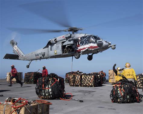 An Mh S Seahawk Prepares To Lift Ordnance Pacific Ocean Flickr