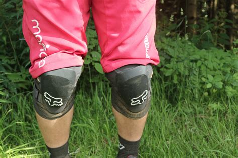 Test: kolenní chrániče Fox Launch Pro D3O Kneepad - chytrá pěna i plast ...
