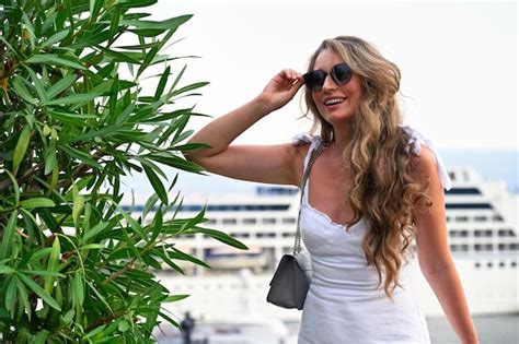 Portrait D Une Femme Blonde Souriante Portant Des Lunettes De Soleil Monaco Pr S D Un Arbre