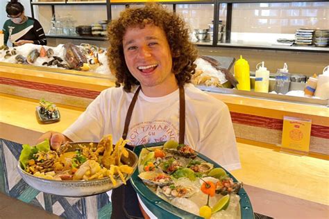 Youtuber Luisito Comunica Inaugura Restaurante De Comida Peruana En