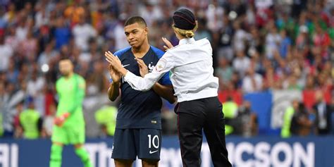 Les Pussy Riot Grains De Sable Dans La Coupe Du Monde De Poutine