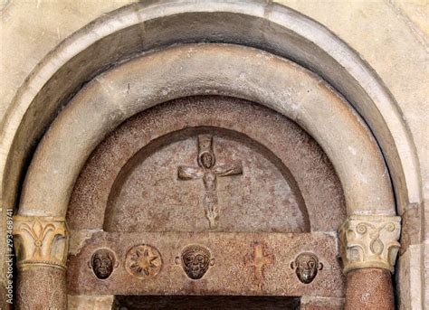 Arco Del Portale Della Piccola Chiesa Romanica Alla Sommit Del