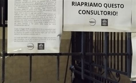 Pozzuoli tappezzata di volantini e cartelli Potere al Popolo Giù le