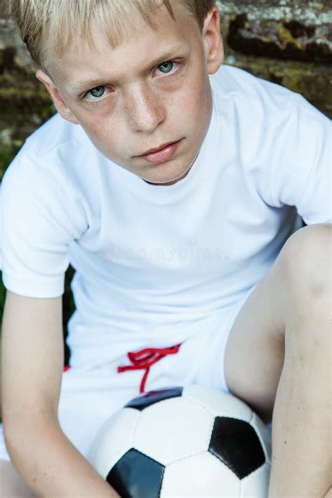 Blonde Jongen In Witte Overhemd En Regenboogvlinderdas Stock Foto Image Of Houding Kant