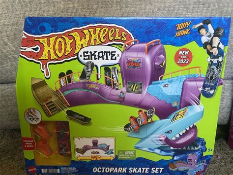 Hot Wheels Skate Octopark Playset With Exclusive Fingerboard And Skate