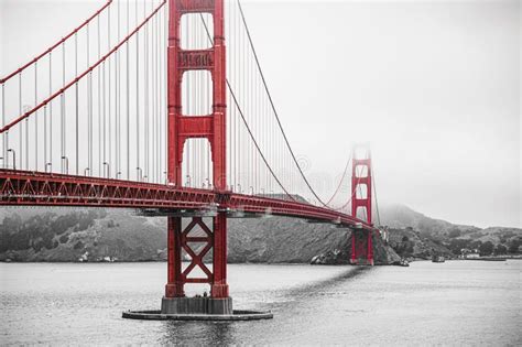 Puente De Puerta Dorada En San Francisco Durante El Clima Nebuloso Una