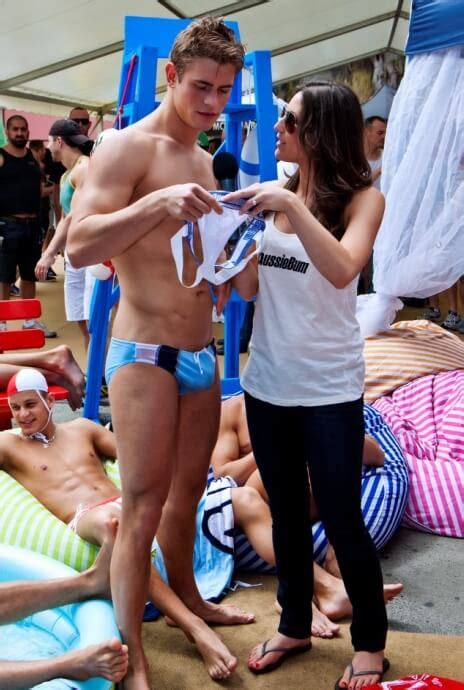 Modello Si Spoglia Nudo In Tv Per Aussie Bum Ecco Lato A E B Gay It
