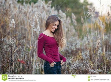 Jeune Belle Fille Blonde Caucasienne De Femme Avec De Longs Cheveux Photo stock Image du pré