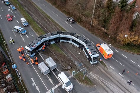 Lkw kracht in Straßenbahn 11 Verletzte bei Unfall in Bochum DerWesten de