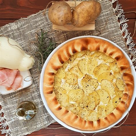 Torta Salata Con Patate Prosciutto E Formaggio Cucinato E Mangiato