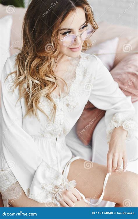 Portret Van Sensueel En Mooi Blonde Modelmeisje Met Zachte Make Up En Charmante Glimlach In