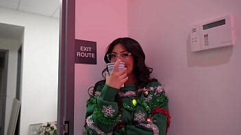 Ma collègue salope m a sucé la bite à la fête de Noël au bureau Cami Strella XVIDEOS