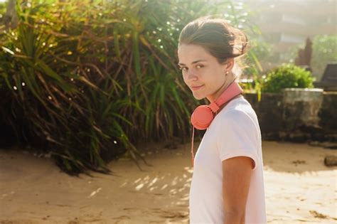 Mulher caminhando na praia Foto Grátis