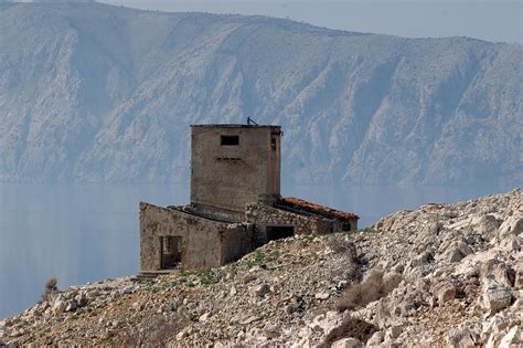 Slobodna Dalmacija Hrvatski Otok Europski Mediji Trumpu Nude Da Otvori Zloglasni Goli Otok