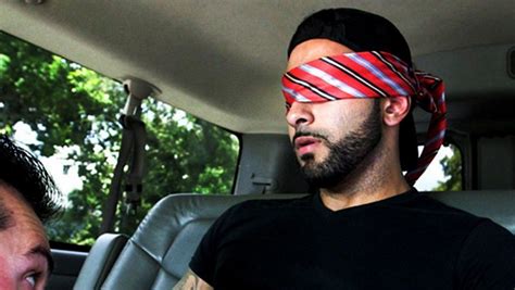 USA Hombre es arrestado por engañar y vendar los ojos de hombres hetero para grabar porno Gay