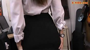 El crupier empeña su coño y se la folla XVIDEOS