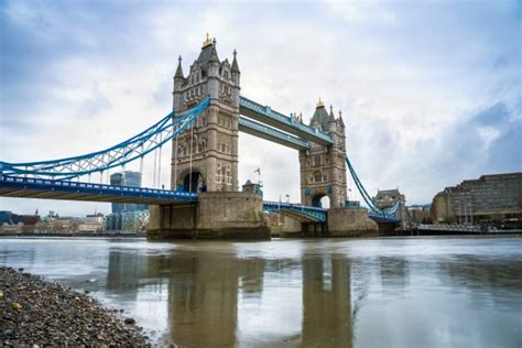 ロンドン、イギリス - 伝統的な赤い二階建てバスや背景で銀行地区の高層ビルの象徴的なタワー ブリッジ — ストック写真 © ...
