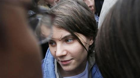 La Justicia Rusa Divide A Las Pussy Riot Y Libera A Una De Ellas