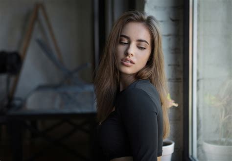 Обои women brunette model women indoors short tops window plants