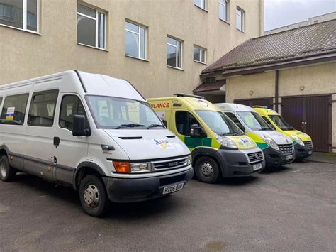 Три «швидкі» для евакуації поранених військових та бус для різних ...