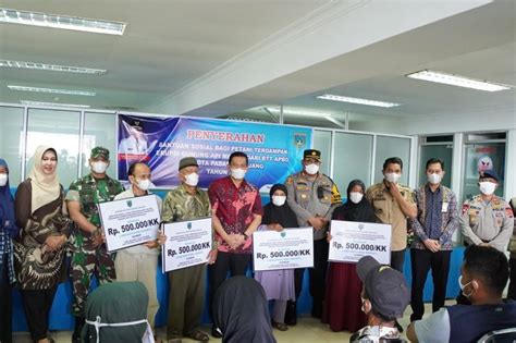 Petani Terdampak Erupsi Marapi Terima Bansos Pemkot Padang Panjang