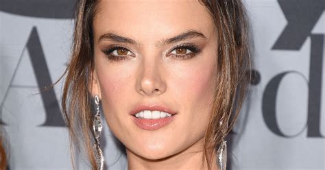 Femme latino américaine séduisante Le mannequin brésilien Ambrosio pose en bikini depuis le