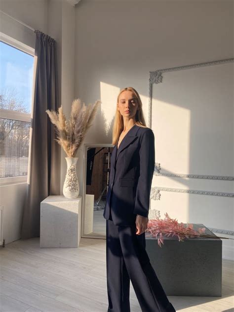 Однобортный костюм в темно синем цвете