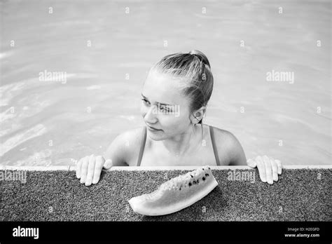 M Dchen Im Bikini Schwimmen Schwarzwei Stockfotos Und Bilder Alamy