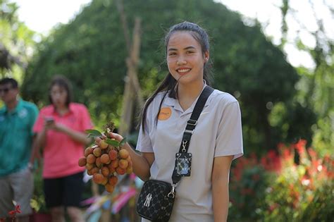 Dàn hot girl bóng chuyền trổ tài Thanh Thúy làm họa sĩ quẩy cực sung xả hơi vui vẻ