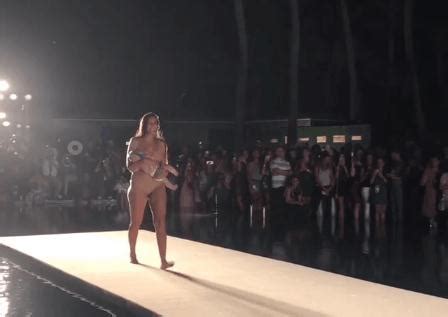 Lần đầu tiên trên sàn catwalk người mẫu vừa trình diễn bikini vừa cho con bú