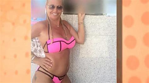 Belén Esteban hace su propio posado en bikini en Benidorm