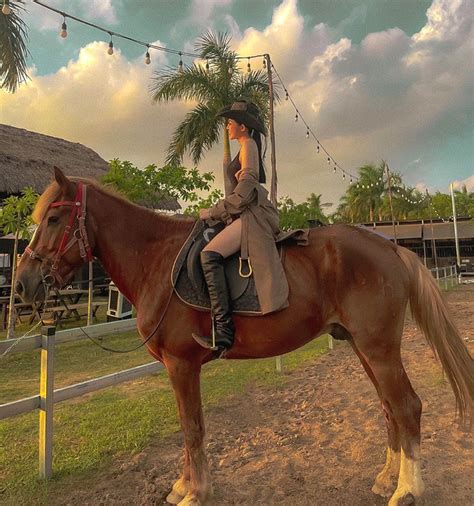 Hot girl Mai Sương gây sốt với vòng quyến rũ cưỡi ngựa bắn cung