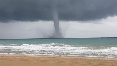 Un tornado marino asustó a mas de uno en esta playa