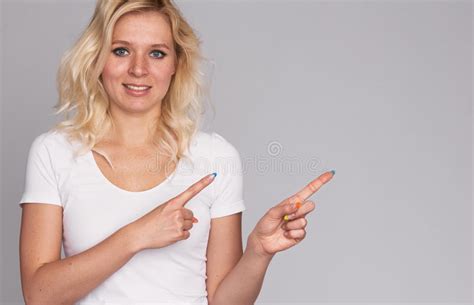 Jeune Fille Blonde Mignonne Avec Des Taches De Rousseur Photo Stock Image Of Freckles Cheveu