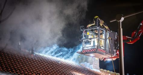 Rookpluimen Stijgen Op Uit Dak In Arnhem Brandweer Vindt Tijdens