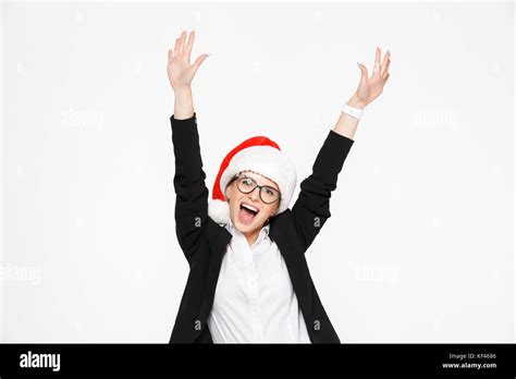 Femme d affaires blonde hurlant heureux dans les lunettes et chapeau de Noël frais généraux se