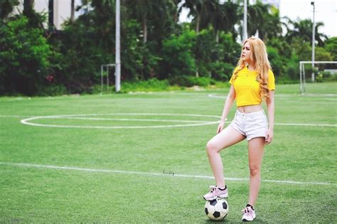 Hot girl VTV bình luận World Cup 2018 bị ném đá xuất hiện ở Quỳnh búp bê