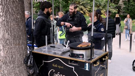 À Paris la pâte à crêpes vendue à la sauvette est stockée dans les