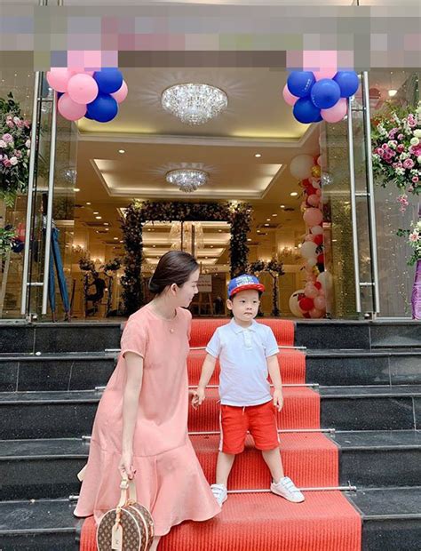 Nuôi con 1 mình hot mom Ly kute vẫn khiến bao người ngưỡng mộ