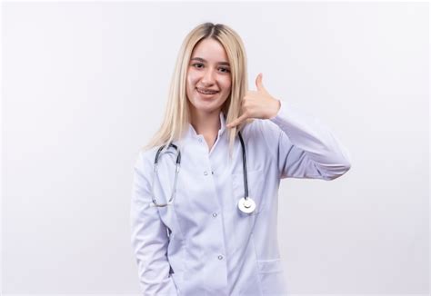 Sourire Médecin Jeune Fille Blonde Portant Un Stéthoscope Et Une Robe Médicale En Orthèse