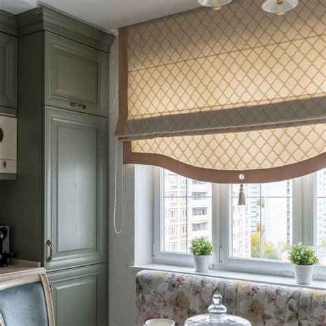 Римские шторы для кухни: функциональность, оригинальность и комфорт